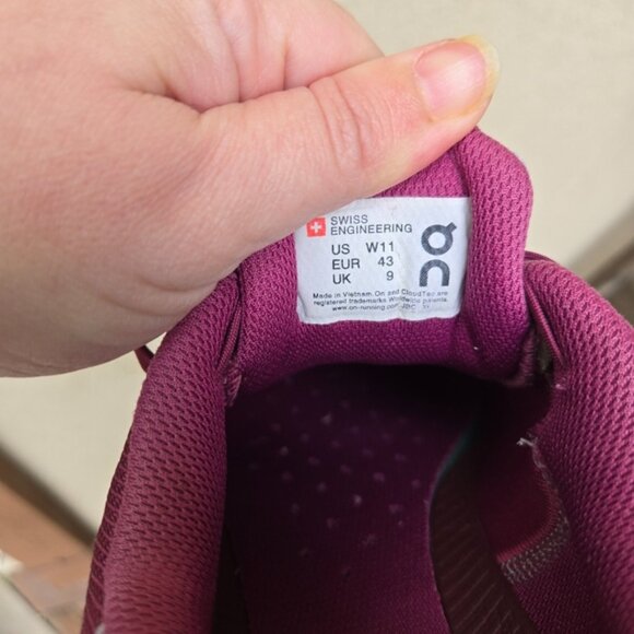 ON Cloudflyer Women's Magenta/Mulberry Running Shoes - Picture 9 of 9